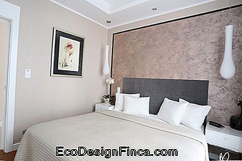 beige slaapkamer met tweepersoonsbed