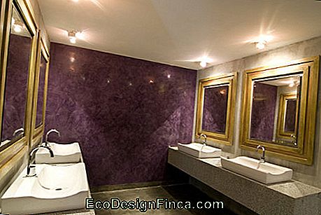 badkamer met muur marmorato