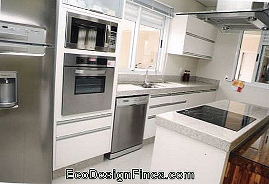 Imagini de bucătărie curată cu blaturi de granit alb