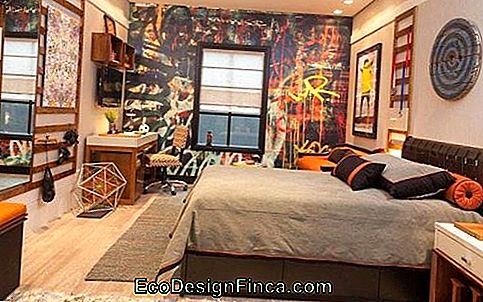 Image d'une pièce avec le mur à côté du lit de graffitis.