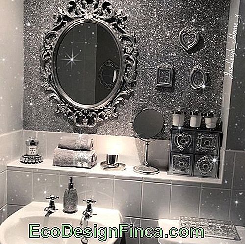 Sofisticată baie cu perete cu sclipici de argint