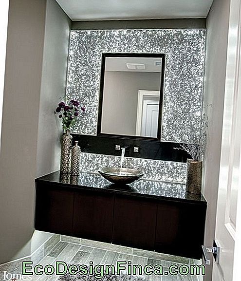 O altă sugestie de perete cu argint strălucitor pentru baie și toaletă