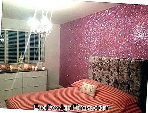 Îți place roz? De ce să nu aplicați cu sclipici în dormitor?