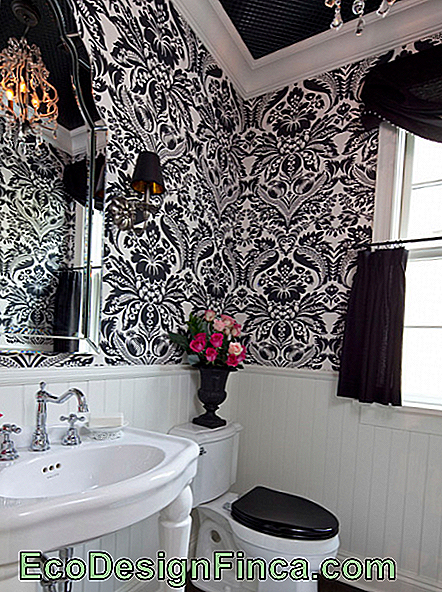 melnas arabesque tapetes vannas istabā