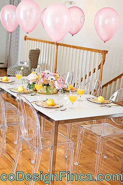 Prosty stół do dekoracji weselnej
