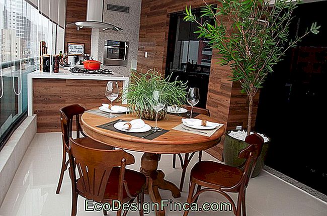 Elegante balcone gourmet con mobili in legno