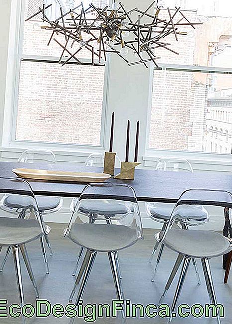 Acryl stole passer som en handske i denne moderne, neutrale og rene spisestue