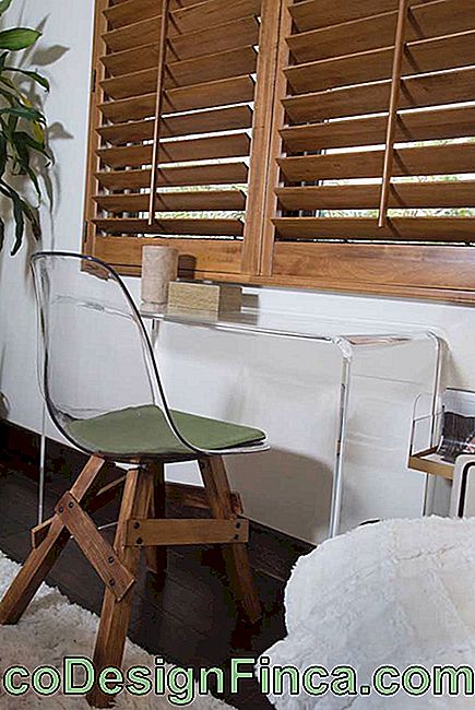 Stylized, denne Eames Eiffel stol har vundet rustik træ base og gennemsigtigt akryl sæde matchende skrivebordet