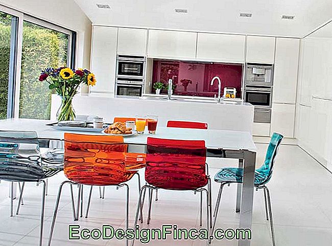 Den hvide base køkken kiggede perfekt sammen med kombinationen af ​​akryl stole i tre forskellige farver