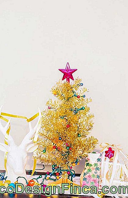En munter og fargerik julepynt laget med gyldent juletre og polka prikker i forskjellige farger