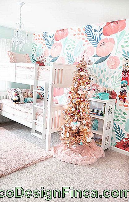 Barnas rom var også dekorert til jul og gjett hva? Et gyldent juletre