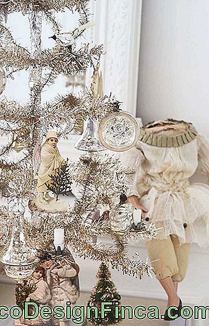 Gyldent juletre dekorert med få, men uttrykksfulle ornamenter