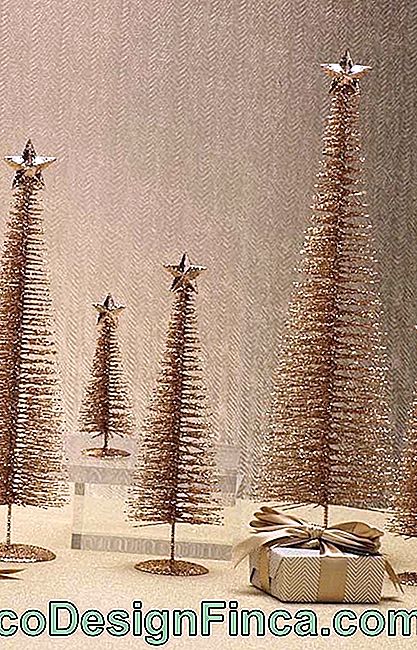 Enkle miniatyrer av gyldent juletre for å spre seg rundt huset