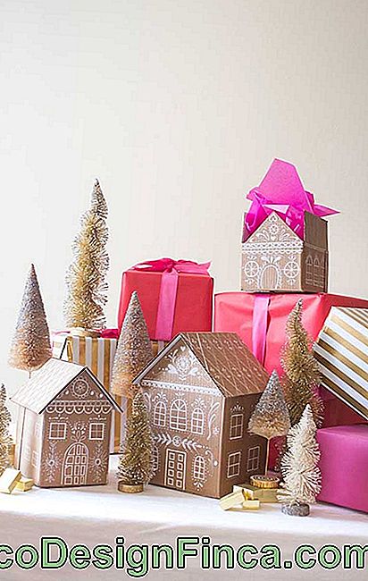 En mini by laget med gaveemballasje; for å fullføre, miniatyrer av gyldent juletre