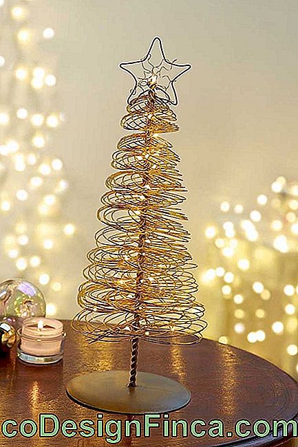 Lite og enkelt gyldent juletre laget av spiral vridd wire