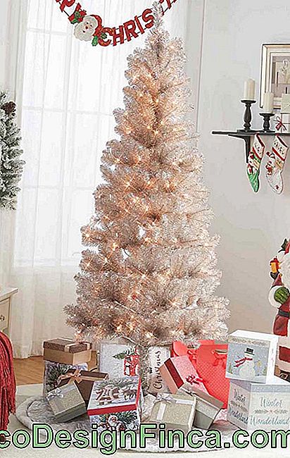For de som foretrekker en renere og mer nøytral juledekorasjon, kan du satse på denne ideen: hvitt juletre med gyldne lys