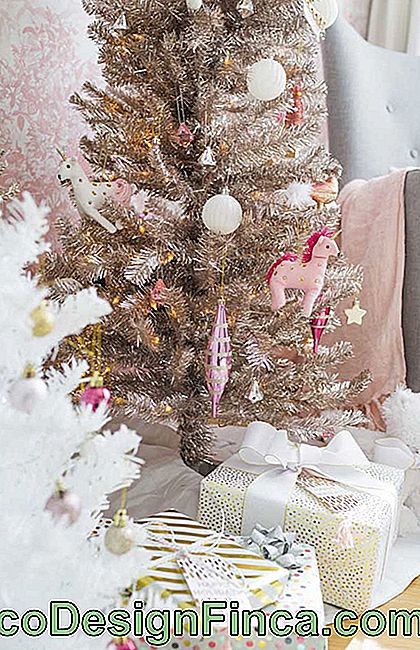 Detalj av dekorasjonen av juletreet sett i forrige bilde; unicorn utsmykking er den flotte attraksjonen av dekorasjon