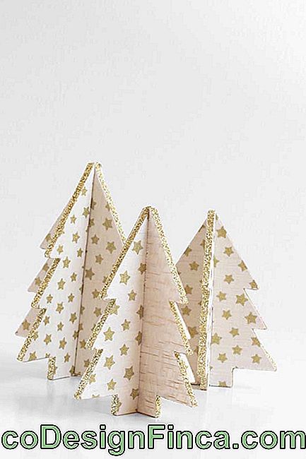 Hvis pengene er korte eller du ikke har mye plass i hjemmet ditt, bør du vurdere å lage et lite gyldent juletre av papir