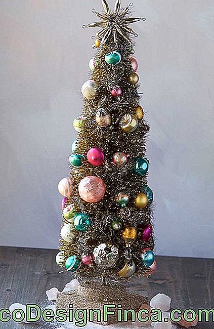 Gyldent juletre dekorert med fargerike glassballer; enkelhet og skjønnhet i harmoni her
