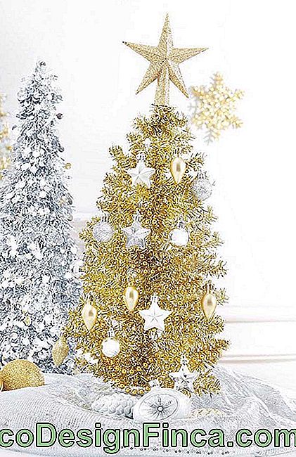 Denne juledeksten blander mini juletrær i nyanser av gull og sølv