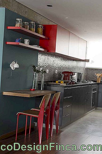 Caldo e caldo rosso in contrasto con il grigio freddo in questa cucina moderna