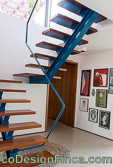 Albastrul scării urmează pe balustradă