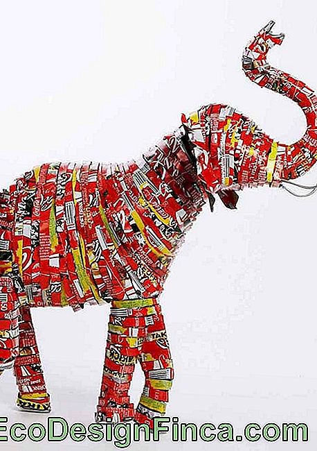 Warstwami: ten słoń został całkowicie wykonany z aluminiowych pasków blaszanych, spójrz na wygląd!