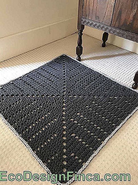 Enkelt kvadratisk hæklet tæppe, men det har hele sin betydning i udsmykningen