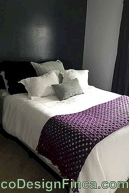 Hvad synes du om et lilla hæklet tæppe over den hvide seng?