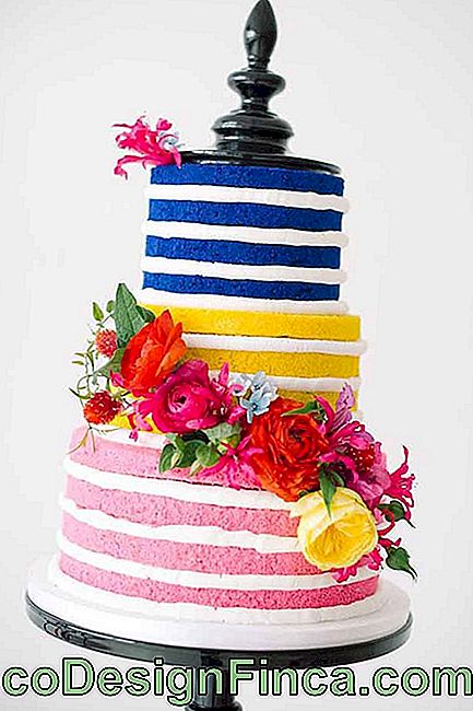 Dekoracja tego ciasta wynika z trzech warstw kolorowej masy