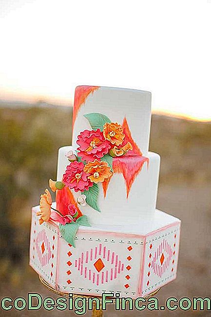 Tradycyjny tort weselny w bardziej wesołej i kolorowej wersji