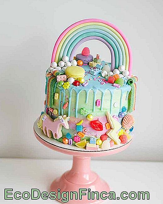 Rainbow i jednorożce: wyobraźnia dzieci narysowana na urodzinowym torcie