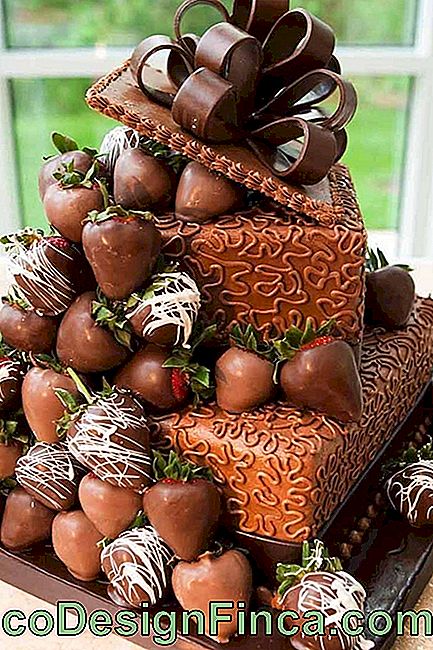 Ciasto w kształcie pudełka przepełnione czekoladowymi przysmakami