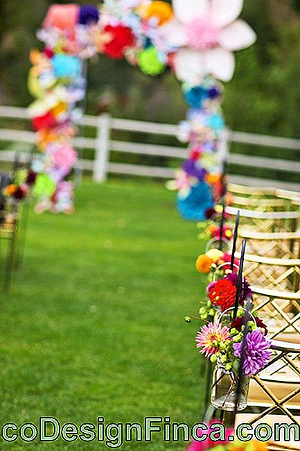 Pots de verre dans un décor de mariage simple