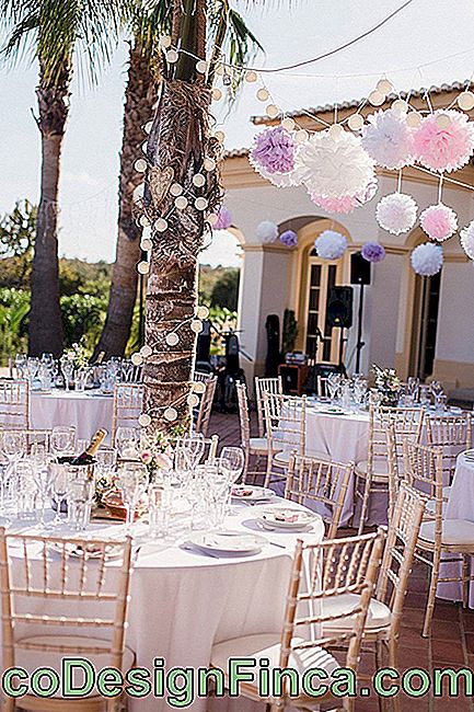 Décoration aérienne avec pompons en tulle pour mariage simple