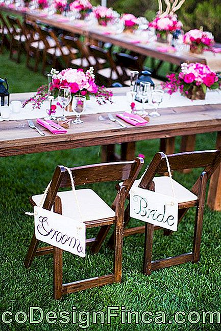 Les assiettes sur la chaise de la mariée et du marié font de belles photos!