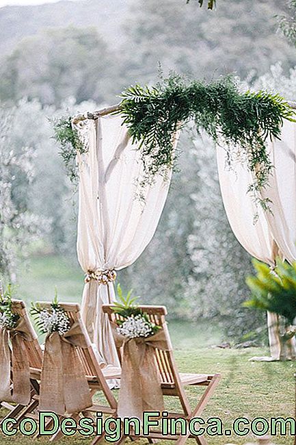 Restes de tissu pour la chaise d'invités dans la décoration de mariage simple