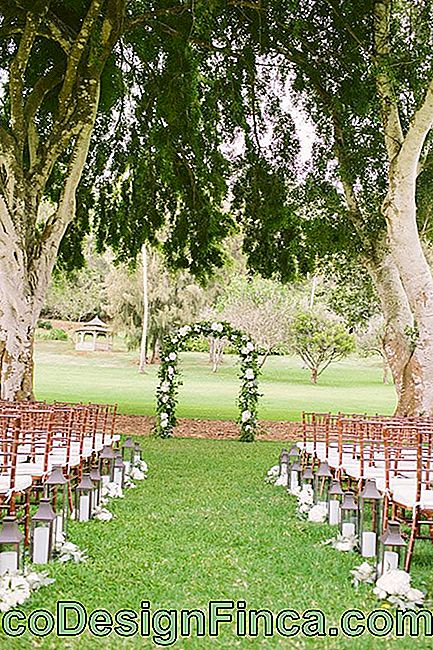 Bow avec des fleurs dans la décoration de mariage simple