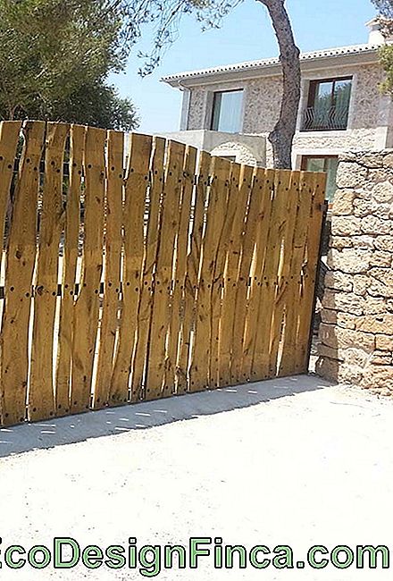 Cancello agricolo con cancello di legno; si noti che le schede irregolari conferiscono un aspetto distintivo al sito