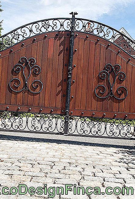 Cancello in ferro con arabeschi, per garantire la privacy all'interno della casa colonica, un piano in legno massello