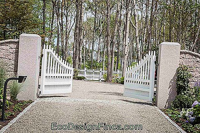 Cancello in legno bianco lascia l'ingresso della fattoria più delicata e romantica