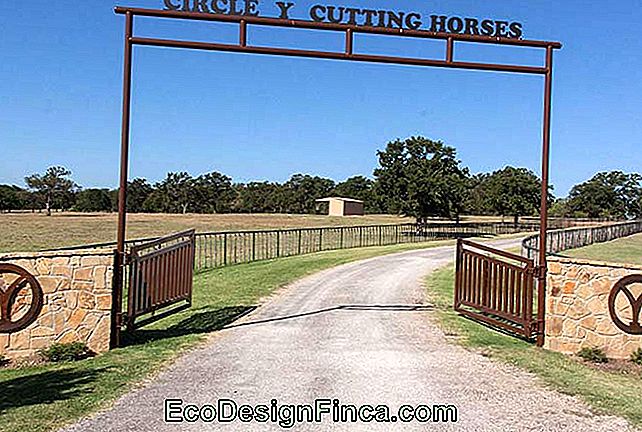 La struttura sopra il cancello prende il nome della fattoria