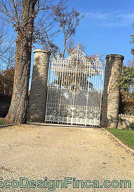 L'ingresso di questa fattoria ha un'alta porta di ferro sostenuta da due colonne di pietra a foglia verde in formato circolare