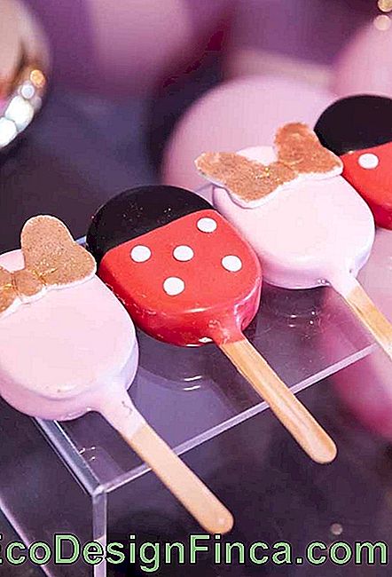 Na tej imprezie Mickey i Myszka Minnie pojawiają się nawet na lodach
