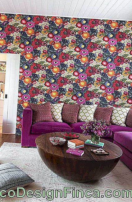 Mais si vous souhaitez créer une décoration d’impact, inspirez-vous de cette proposition: un imprimé floral vibrant et coloré avec des nuances de violet prédominant sur la base.