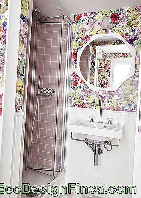 Dans cette autre salle de bains, l’impression florale était combinée avec le motif géométrique des carreaux, mais notez que les couleurs sont en équilibre total