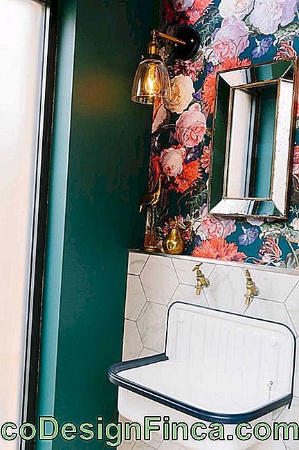 Rétro, élégant et glamour: ce lavabo avec un papier peint fleuri montre comment il est possible de faire une décoration de rasoir avec peu d'éléments