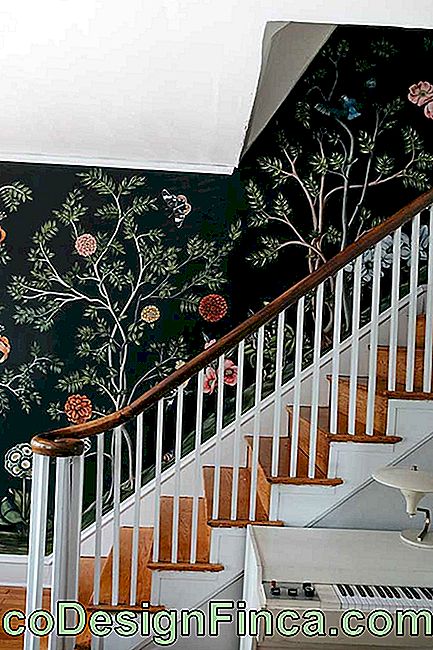 Le papier peint fleuri et moderne orne le passage à l'étage supérieur de la maison