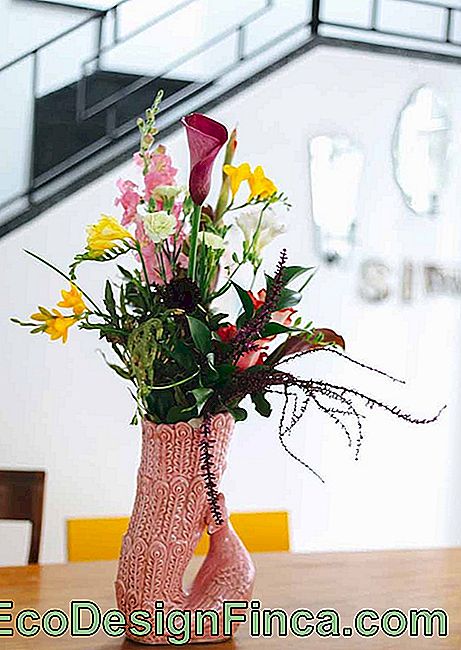 En diskret men godt diversificeret vase af kunstige blomster
