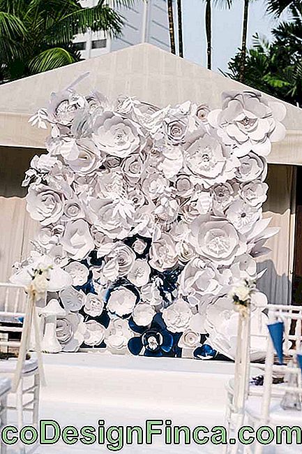 Bryllupsfest dekoreret med kæmpe papir blomstermaleri
